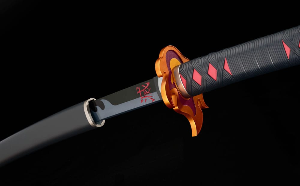 Demon Slayer: Kimetsu no Yaiba Proplica Replik 1/1 Nichirin Schwert (Tanjiro Kamado) Kyojuro Rengoku´s Sword Gueard Ver. 88 cm - Versand: 5-7 Tage nach Bestellung