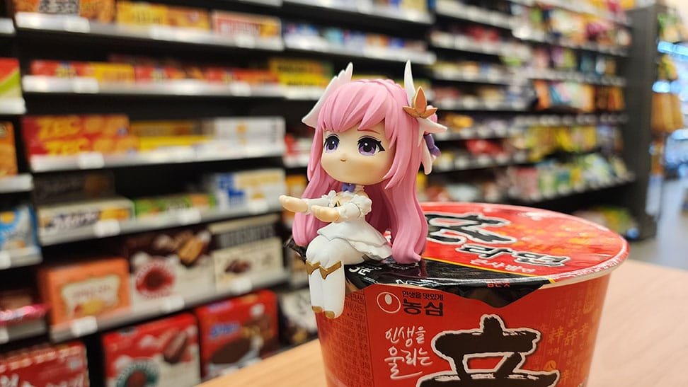 Goddess of Victory: Nikke Cup Noodle Holder PVC Statue Dorothy 9 cm - Versand: 5-7 Tage nach Bestellung