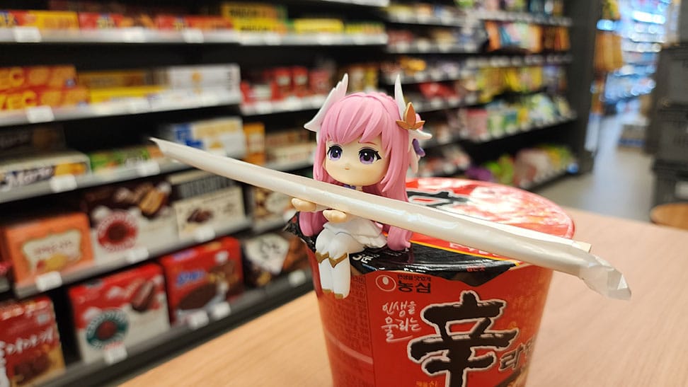 Goddess of Victory: Nikke Cup Noodle Holder PVC Statue Dorothy 9 cm - Versand: 5-7 Tage nach Bestellung