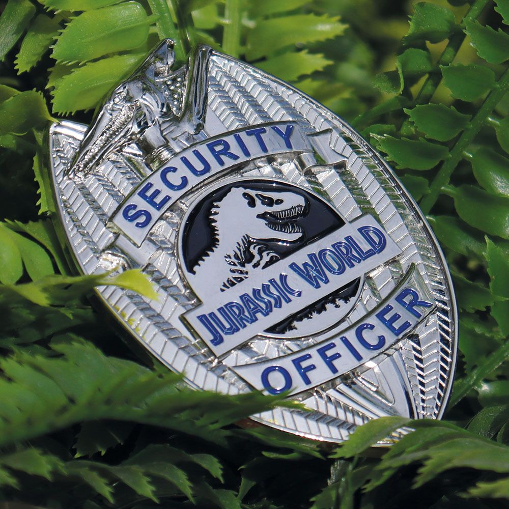 Jurassic World Ansteck-Pin Limited Edition Replica Security Officer - Preorder - ETA: 18.10.2025