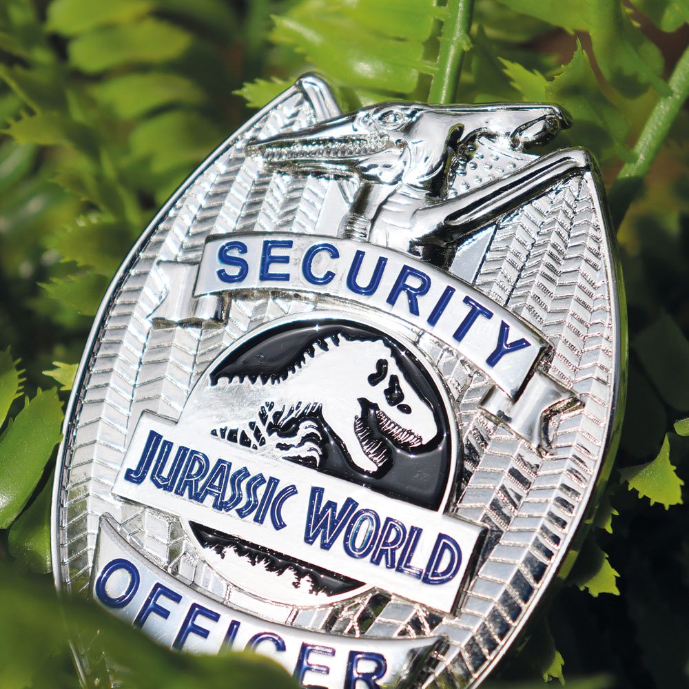 Jurassic World Ansteck-Pin Limited Edition Replica Security Officer - Preorder - ETA: 18.10.2025