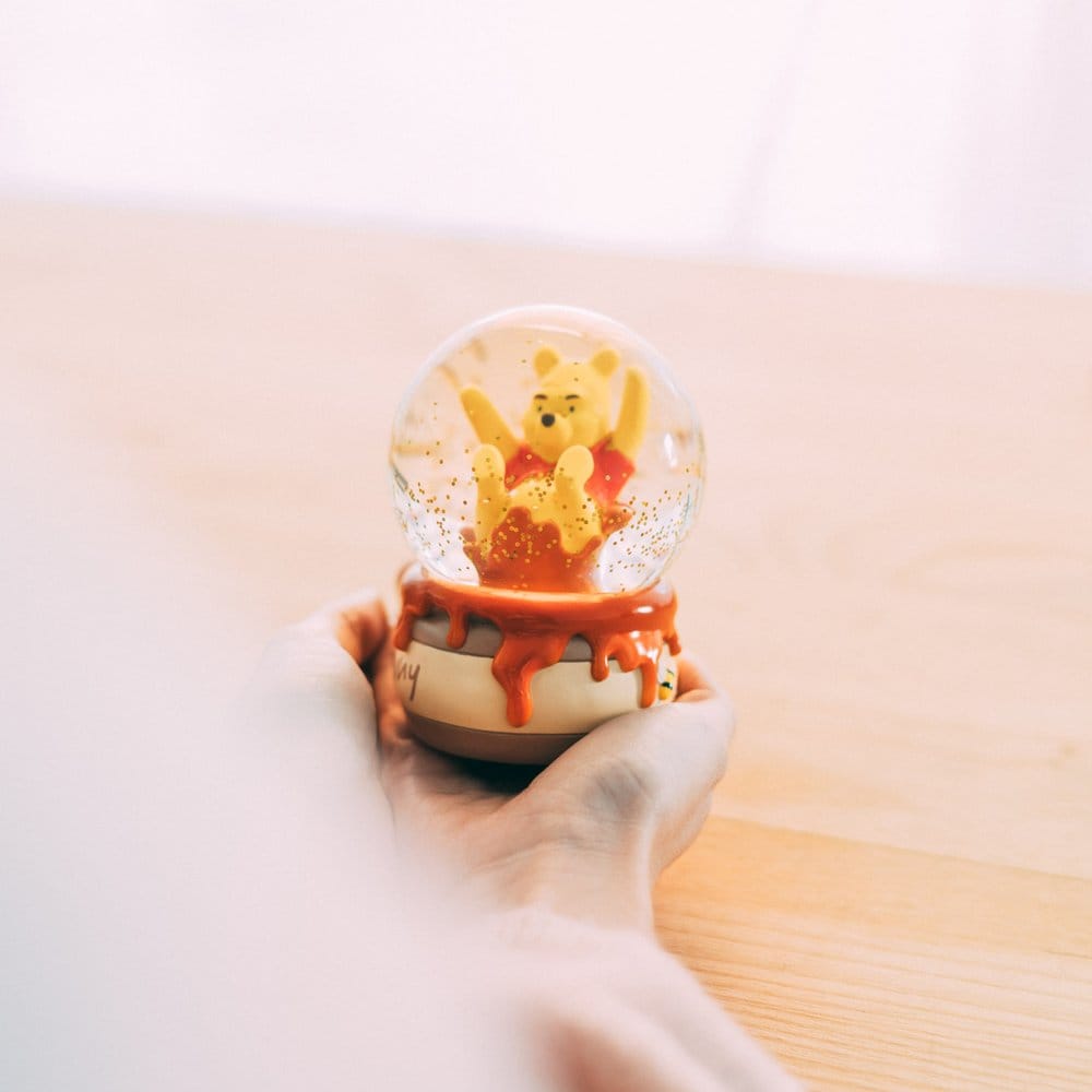 Disney Winnie Puuh Schneekugel 10 cm - Preorder - ETA: 25.11.2026