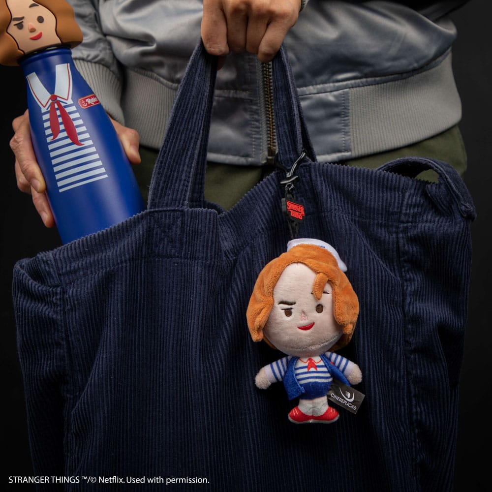 Stranger Things: Robin Scoops Ahoy Plush Keychain - Versand: 5-7 Tage nach Bestellung