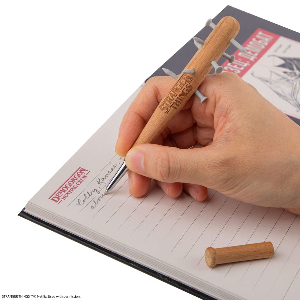 Stranger Things Stachelige Schlägerkugelschreiber & Stranger Things Anstecknadel - Preorder - ETA: 27.10.2025