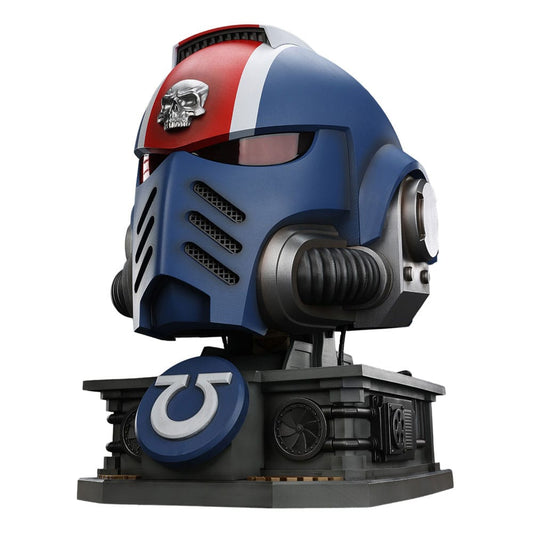 Warhammer 40,000: Space Marine 2 Replik Ultramarines Lieutenant Titus Helm mit Display-Stand 44 cm      - Preorder - ETA: 26.01.2026