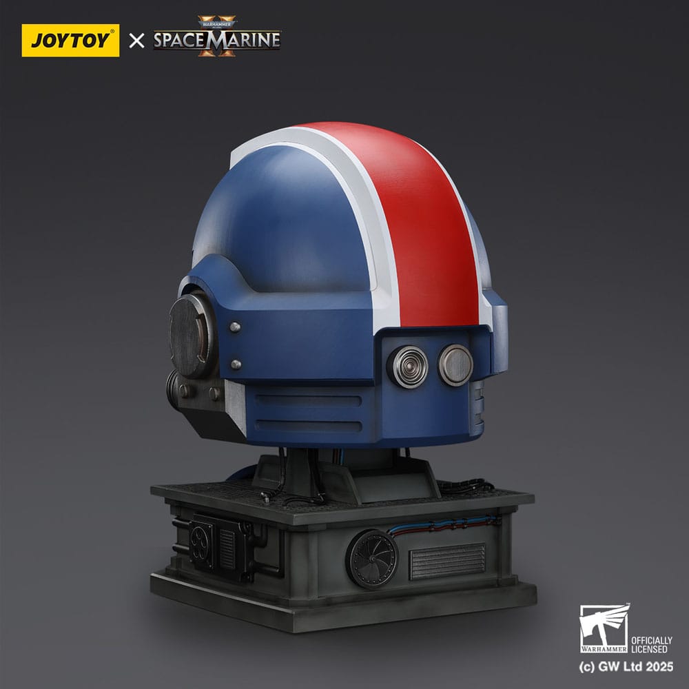 Warhammer 40,000: Space Marine 2 Replik Ultramarines Lieutenant Titus Helm mit Display-Stand 44 cm - Preorder - ETA: 26.01.2026