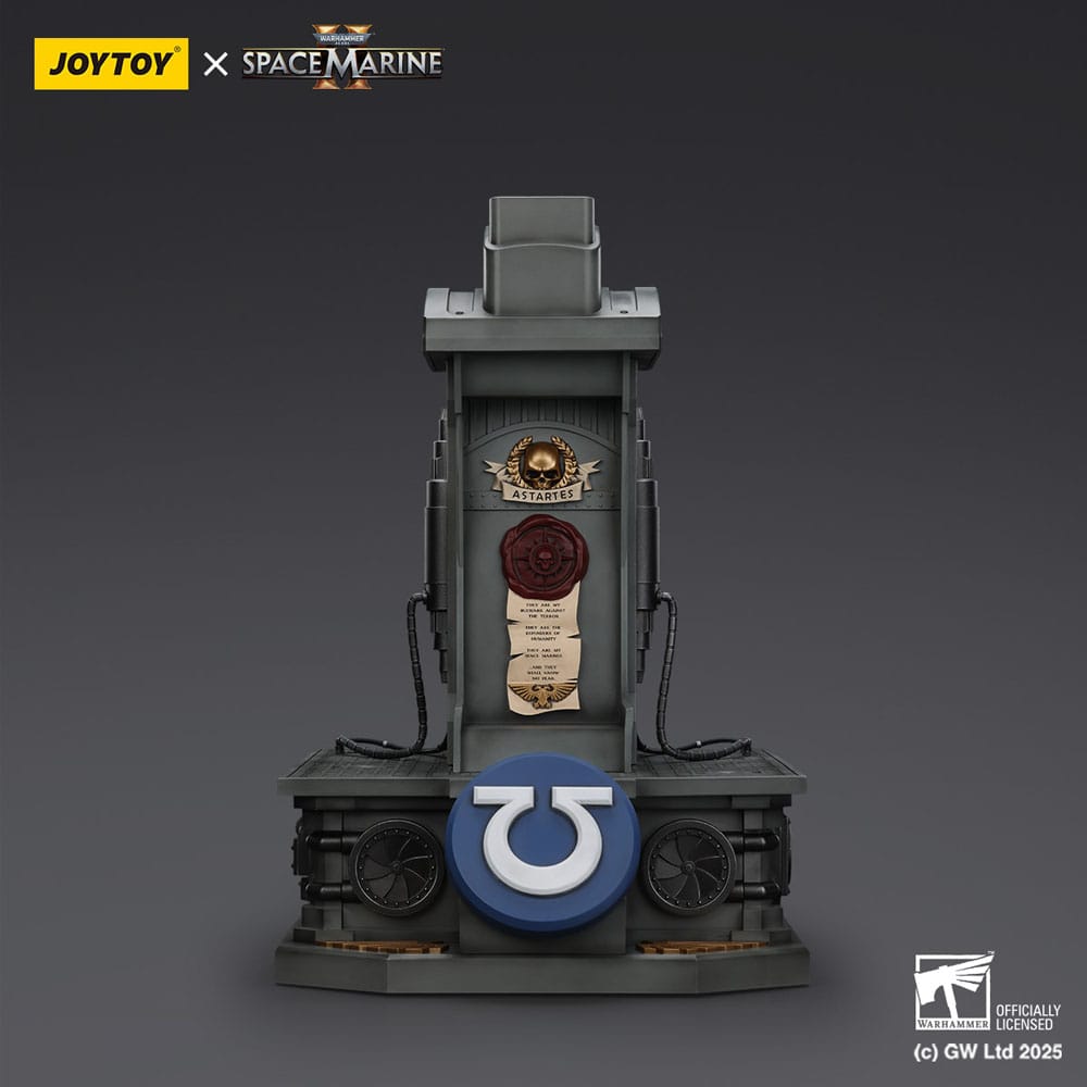 Warhammer 40,000: Space Marine 2 Replik Ultramarines Lieutenant Titus Helm mit Display-Stand 44 cm - Preorder - ETA: 26.01.2026