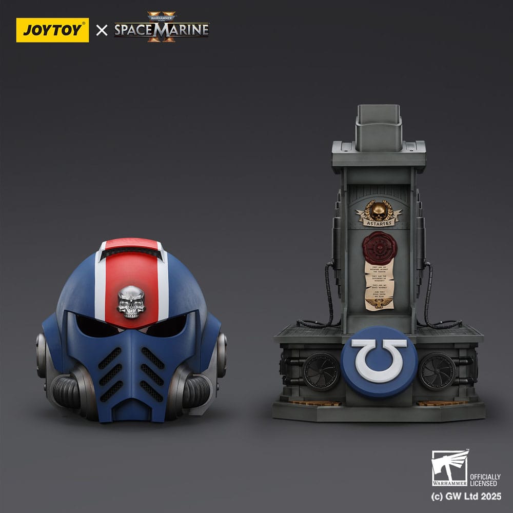 Warhammer 40,000: Space Marine 2 Replik Ultramarines Lieutenant Titus Helm mit Display-Stand 44 cm - Preorder - ETA: 26.01.2026