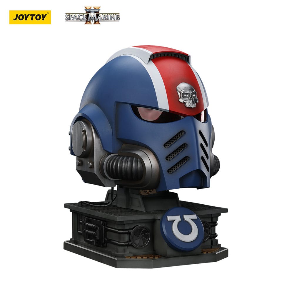 Warhammer 40,000: Space Marine 2 Replik Ultramarines Lieutenant Titus Helm mit Display-Stand 44 cm - Preorder - ETA: 26.01.2026