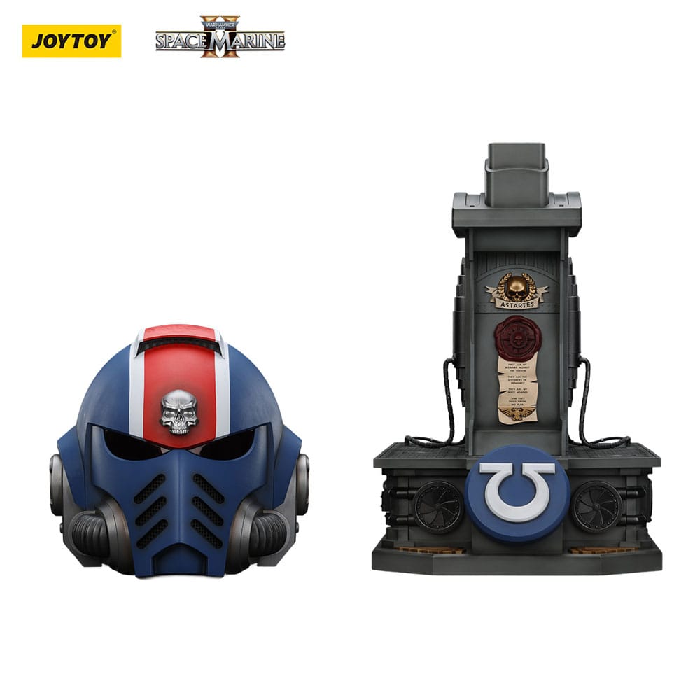 Warhammer 40,000: Space Marine 2 Replik Ultramarines Lieutenant Titus Helm mit Display-Stand 44 cm - Preorder - ETA: 26.01.2026