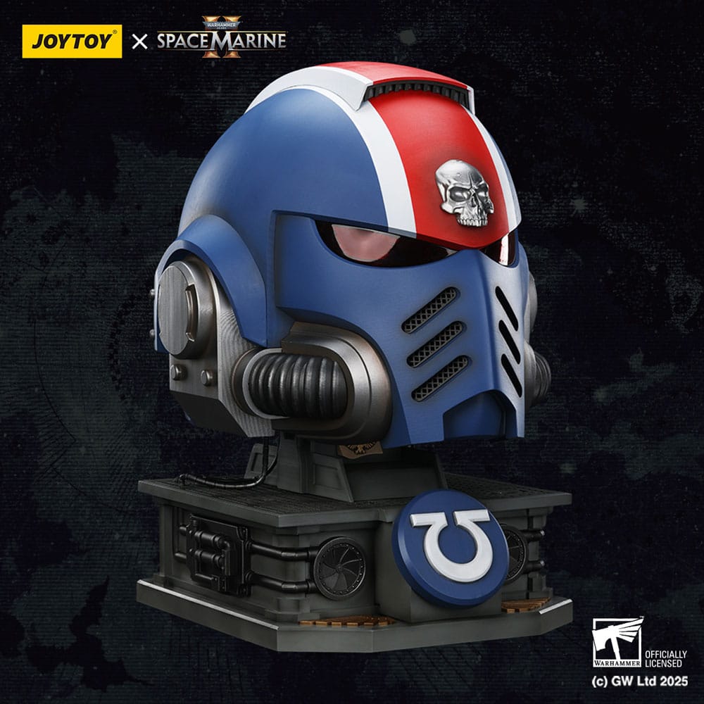 Warhammer 40,000: Space Marine 2 Replik Ultramarines Lieutenant Titus Helm mit Display-Stand 44 cm - Preorder - ETA: 26.01.2026