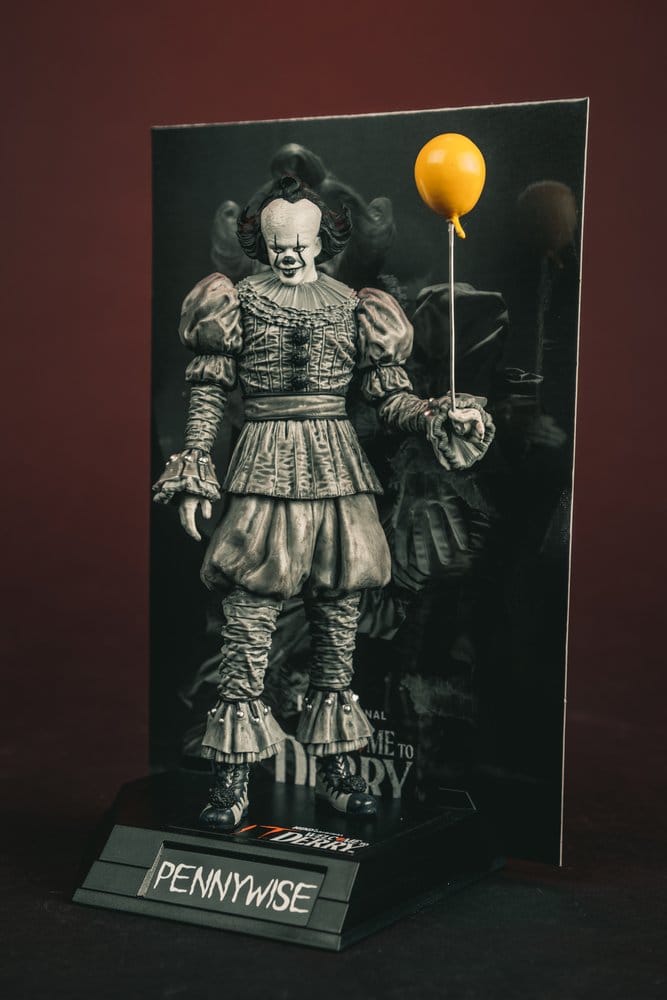 Es Welcome to Derry Movie Maniacs Figur Pennywise (Black & White) 16 cm - Preorder - ETA: 24.06.2026