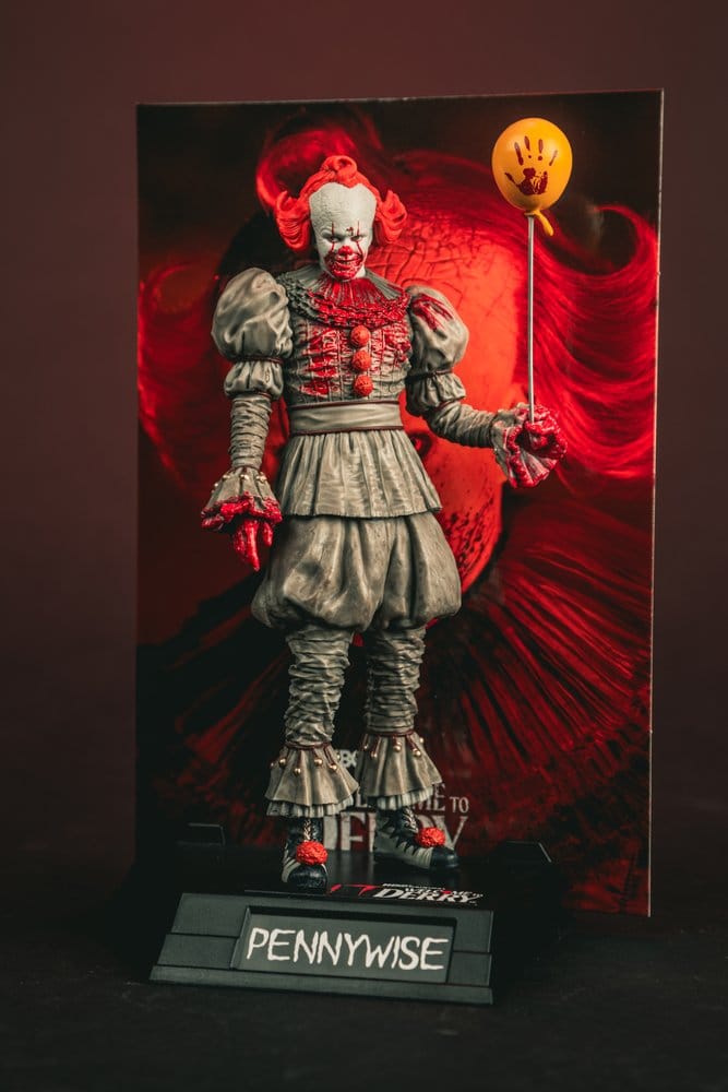 Es Welcome to Derry Movie Maniacs Figur Pennywise (Bloody) 16 cm - Versand: 7 Tage nach Bestellung