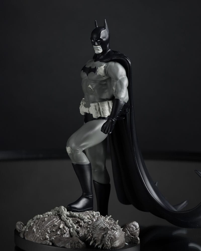 DC Direct Statue 1/10 Batman by Bjorn Barends (Black White) 18 cm - Versand: 5-7 Tage nach Bestellung