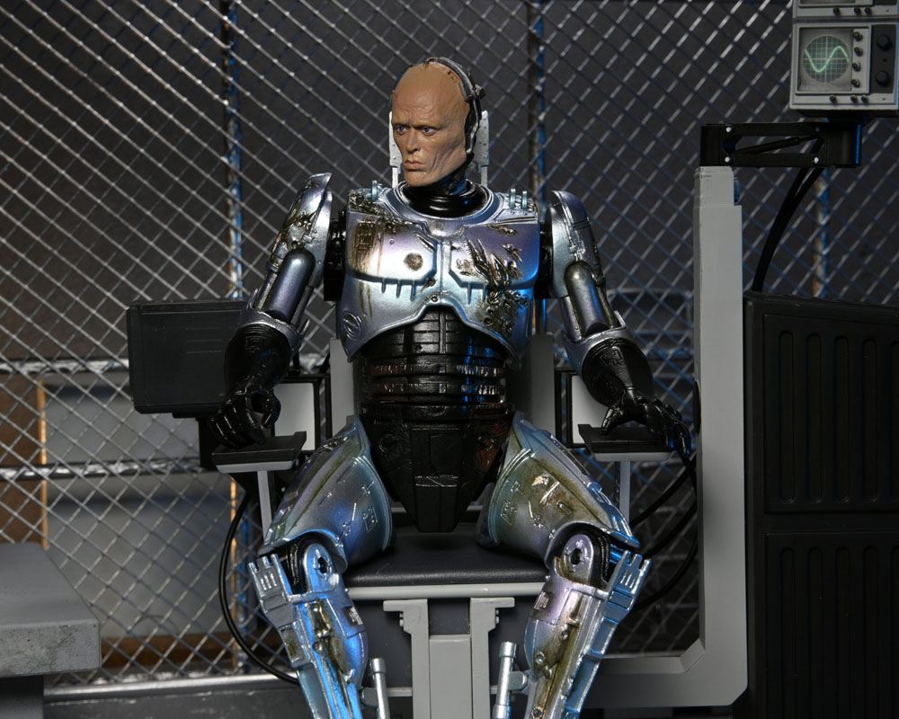 RoboCop Actionfigur Ultimate Battle Damaged RoboCop with Chair 18 cm - Preorder - ETA: 16.02.2026