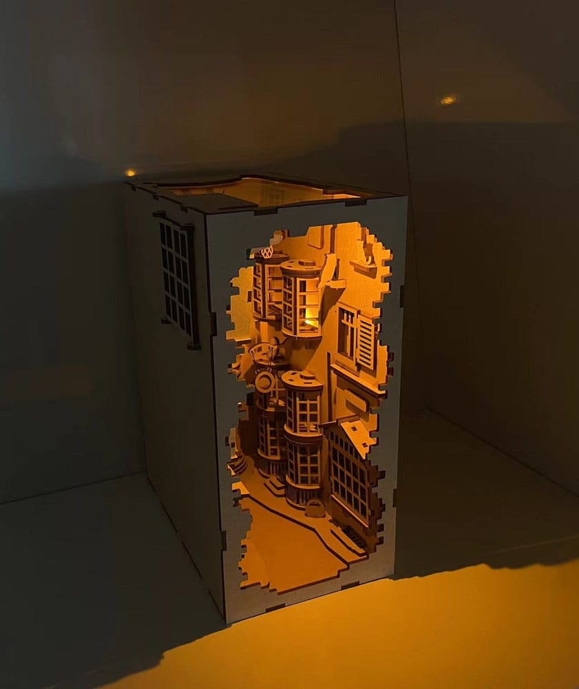 Harry Potter Tiny Adventures Book Nook Mini-Diorama Winkelgasse 23 cm - Preorder - ETA: 01.11.2025