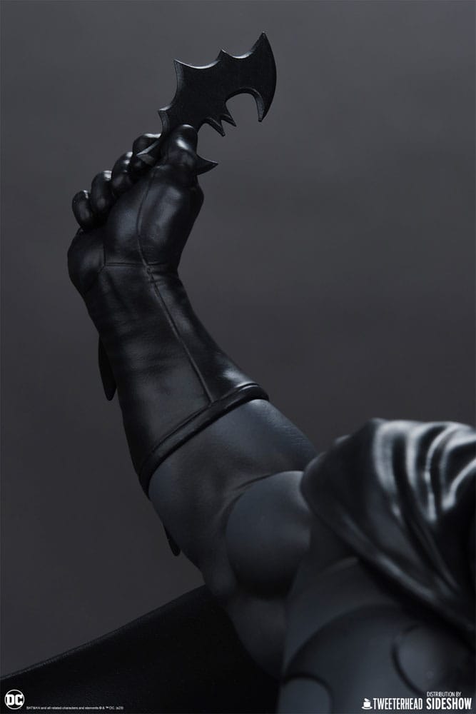 DC Comics Maquette 1/6 Batman (Black and Gray Edition) 50 cm - Versand: 5-7 Tage nach Bestellung