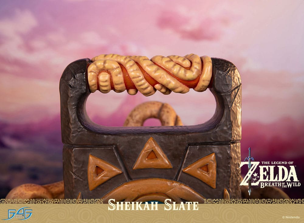 The Legend of Zelda: Breath of the Wild Life-Size Statue 1/1 Sheikah Slate 24 cm - Preorder - ETA: 09.11.2025
