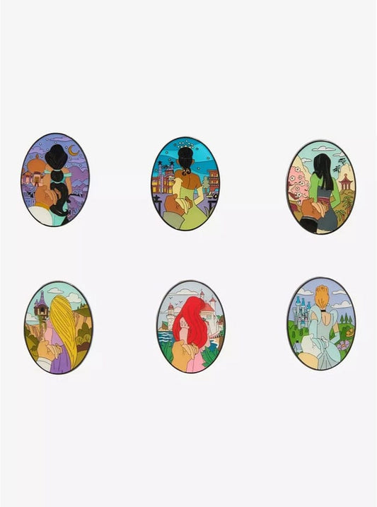 Disney Princess by Loungefly Ansteck-Pins Blind Box Back holding Hand Display (12) - Versand: 5-7 Tage nach Bestellung