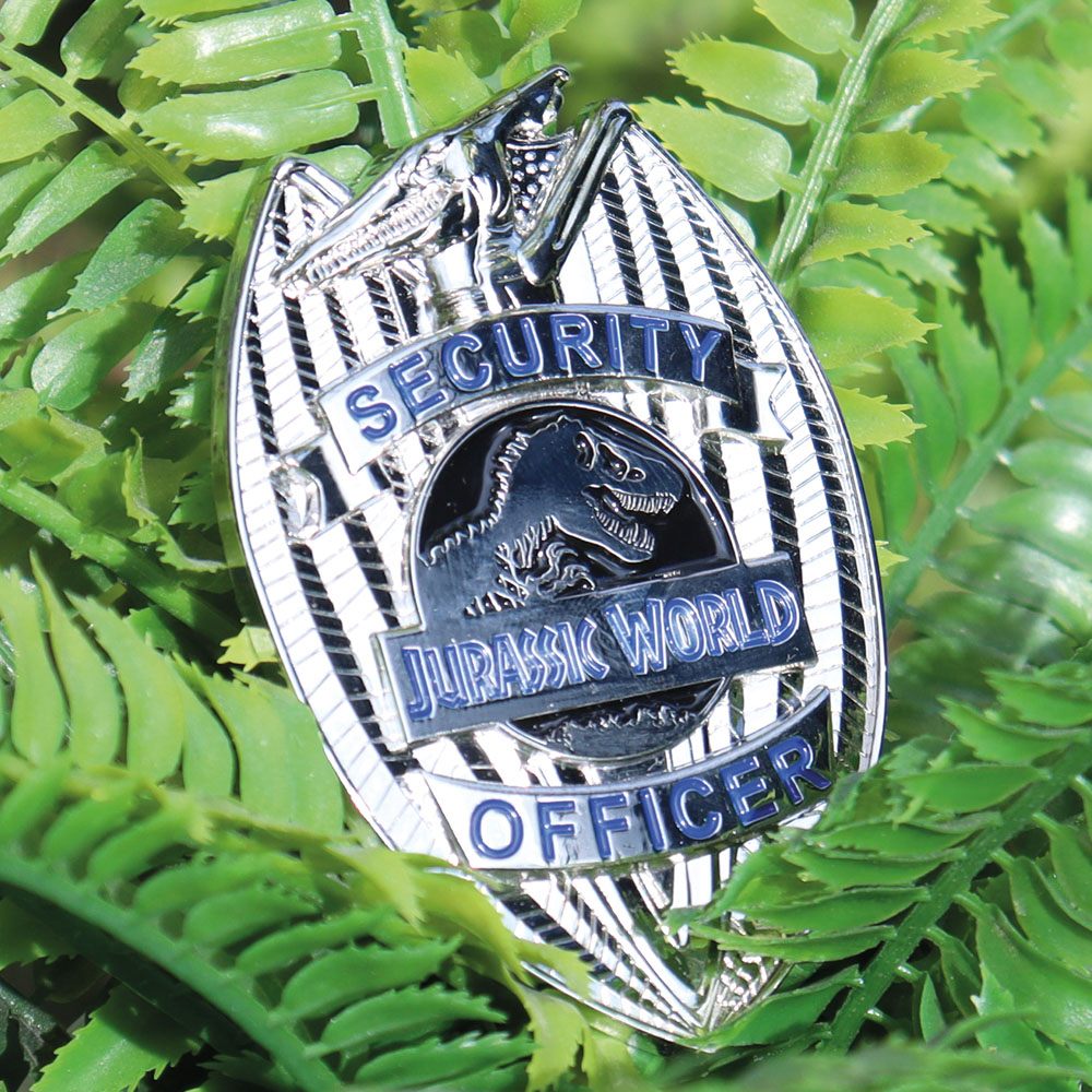 Jurassic World Ansteck-Pin Limited Edition Replica Security Officer - Preorder - ETA: 18.10.2025