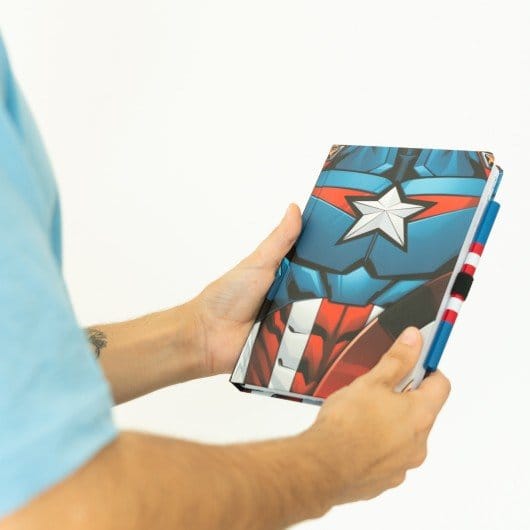 Marvel Captain America Premium Notizbuch mit Stift Uniform A5 - Preorder - ETA: 25.11.2026