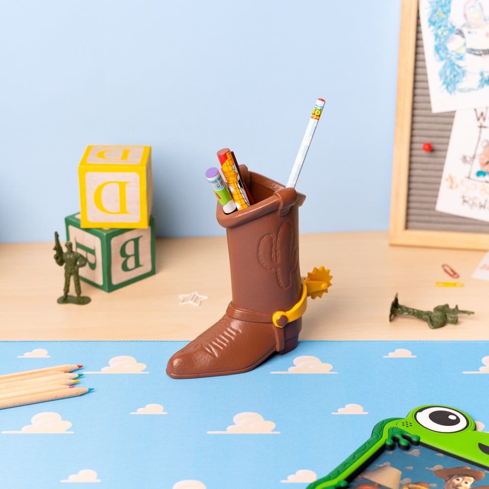 Disney Pixar Toy Story Stiftehalter mit Schreibwaren-Set Woodys Stiefel 16 cm - Preorder - ETA: 09.10.2026