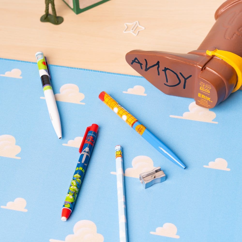 Disney Pixar Toy Story Stiftehalter mit Schreibwaren-Set Woodys Stiefel 16 cm - Preorder - ETA: 09.10.2026