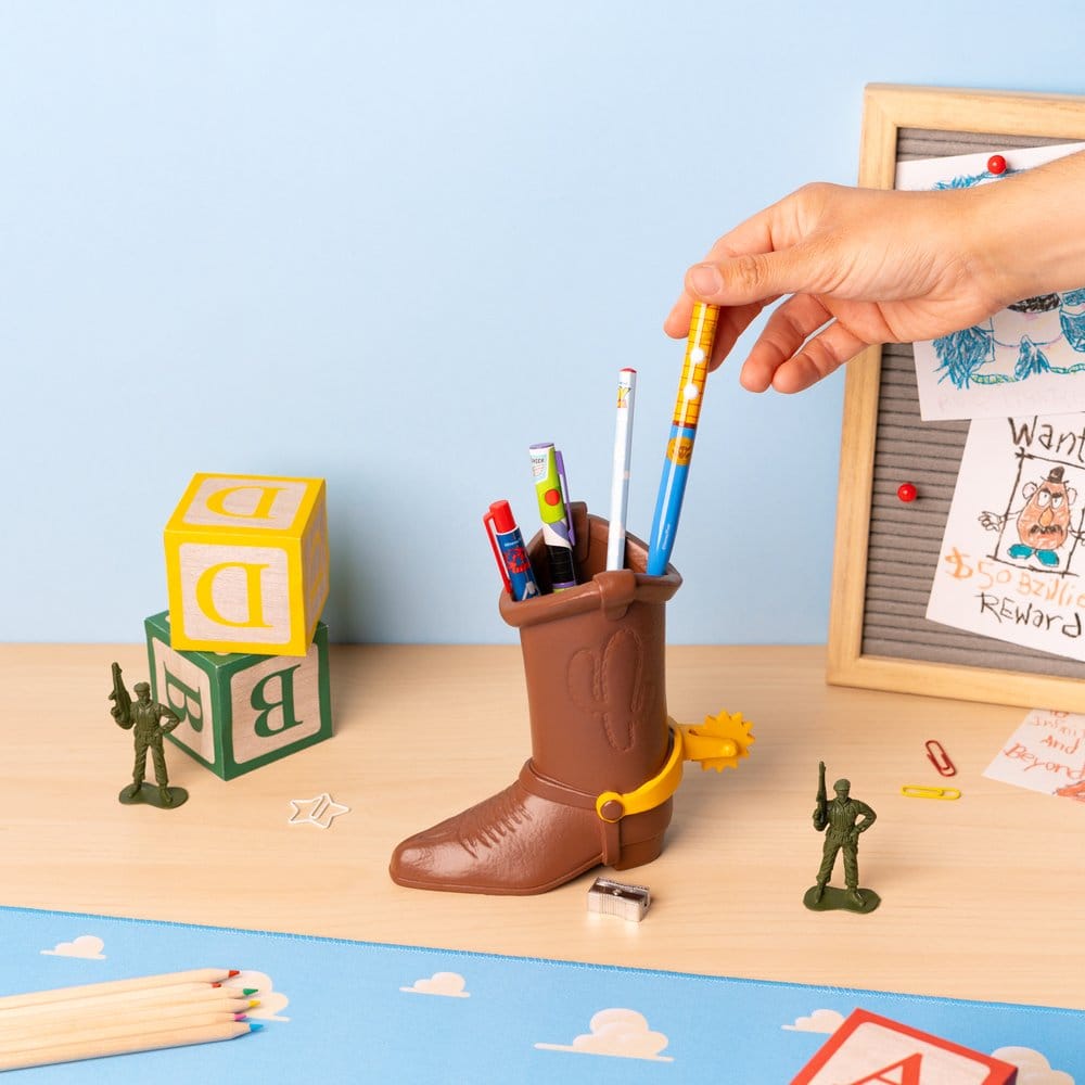 Disney Pixar Toy Story Stiftehalter mit Schreibwaren-Set Woodys Stiefel 16 cm - Preorder - ETA: 09.10.2026