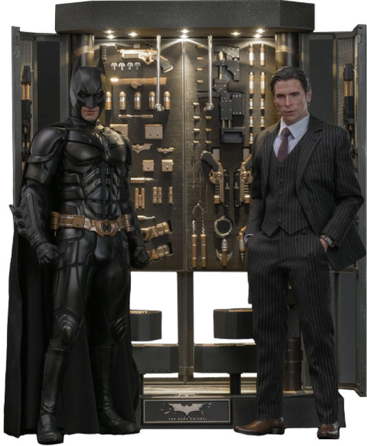 The Dark Knight Movie Masterpiece Actionfigur & Diorama 1/6 Batman Armory with Bruce Wayne (2.0) 30 cm - Preorder - ETA Ende 08.2025