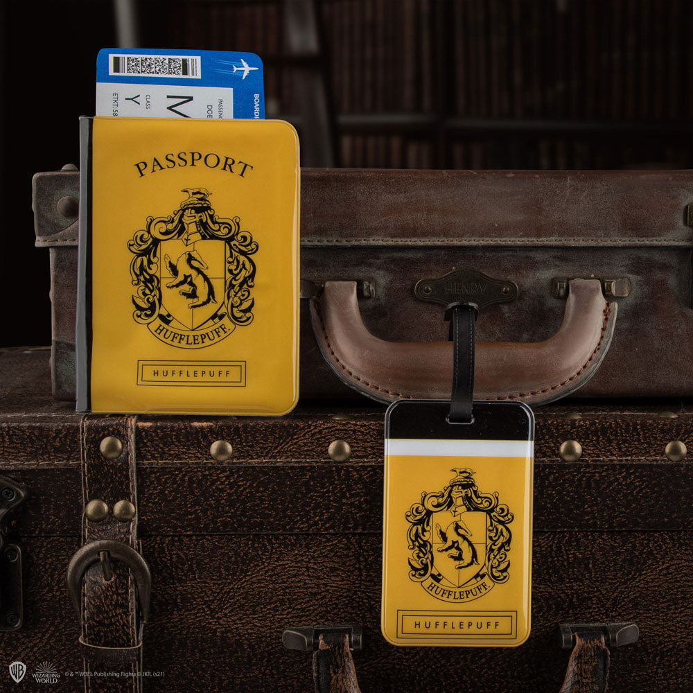 Harry Potter Kofferanhänger & Reisepass-Halter Set Hufflepuff     - Versand: 5-7 Tage nach Bestellung