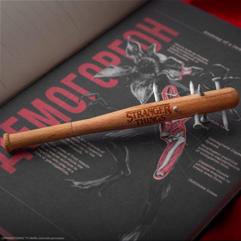 Stranger Things Stachelige Schlägerkugelschreiber & Stranger Things Anstecknadel  - Preorder - ETA: 27.10.2025