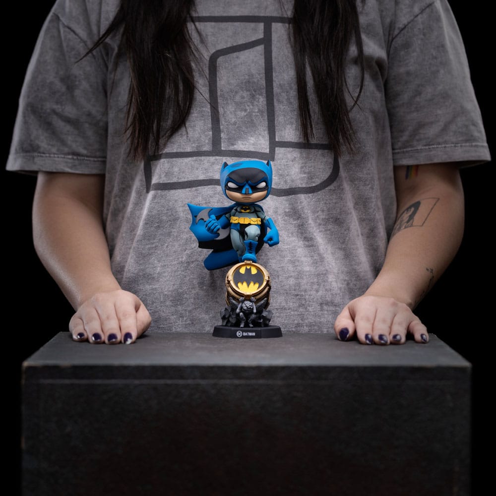 Batman Mini Co. PVC Figur Batman on Bat-Signal (Blue Variant) 19 cm - Preorder - ETA: 30.09.2025