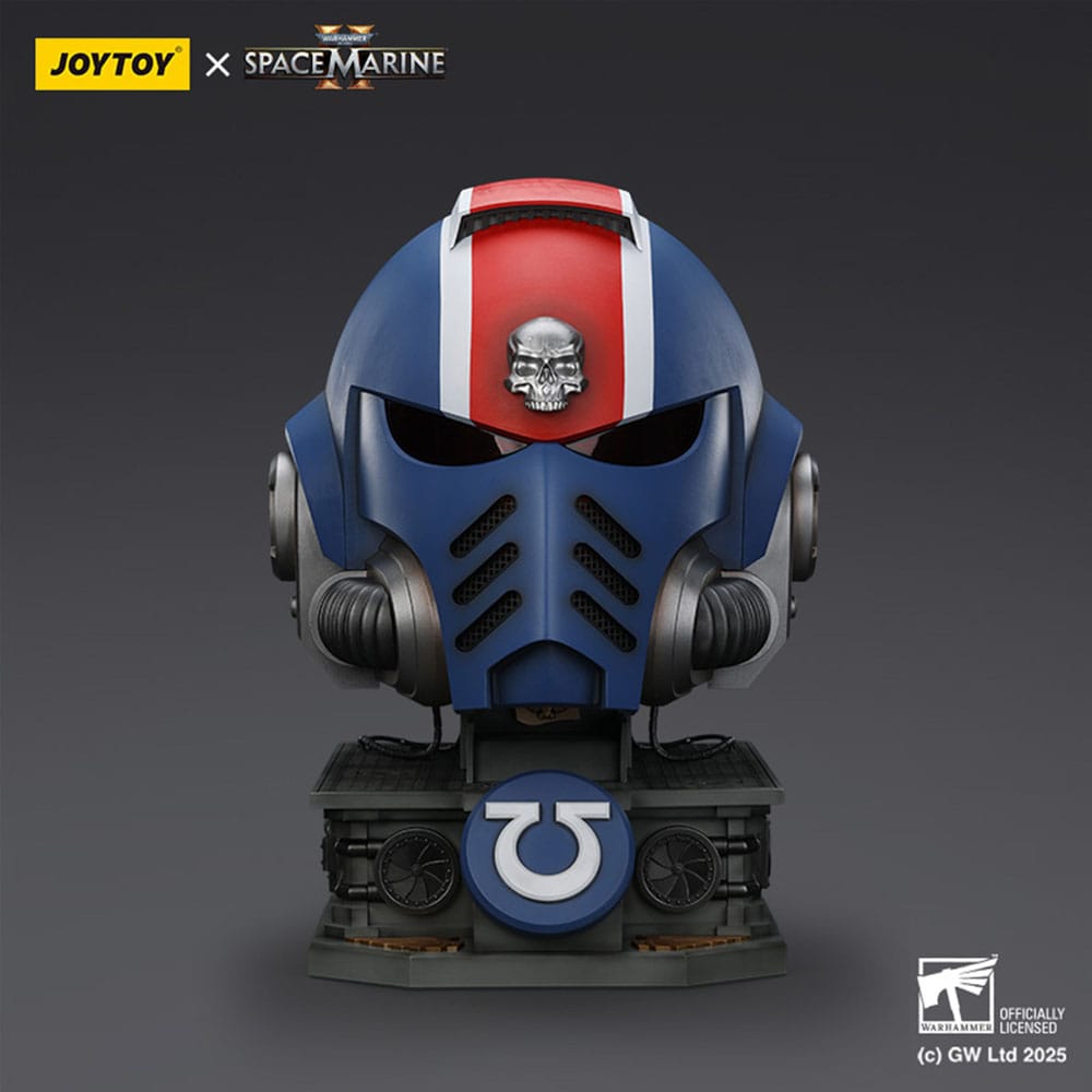 Warhammer 40,000: Space Marine 2 Replik Ultramarines Lieutenant Titus Helm mit Display-Stand 44 cm      - Preorder - ETA: 26.01.2026