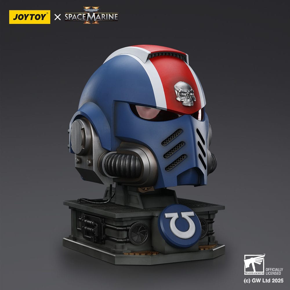 Warhammer 40,000: Space Marine 2 Replik Ultramarines Lieutenant Titus Helm mit Display-Stand 44 cm      - Preorder - ETA: 26.01.2026
