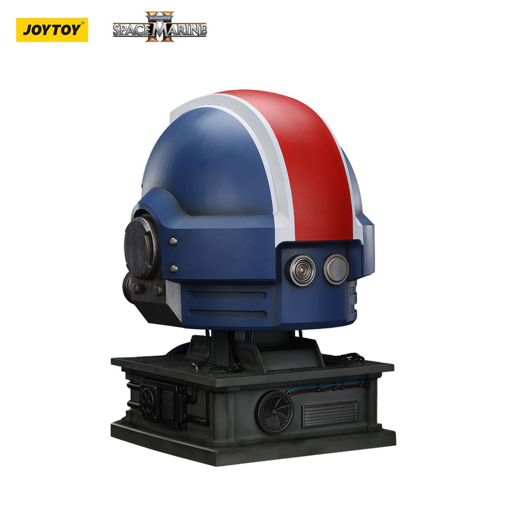 Warhammer 40,000: Space Marine 2 Replik Ultramarines Lieutenant Titus Helm mit Display-Stand 44 cm      - Preorder - ETA: 26.01.2026