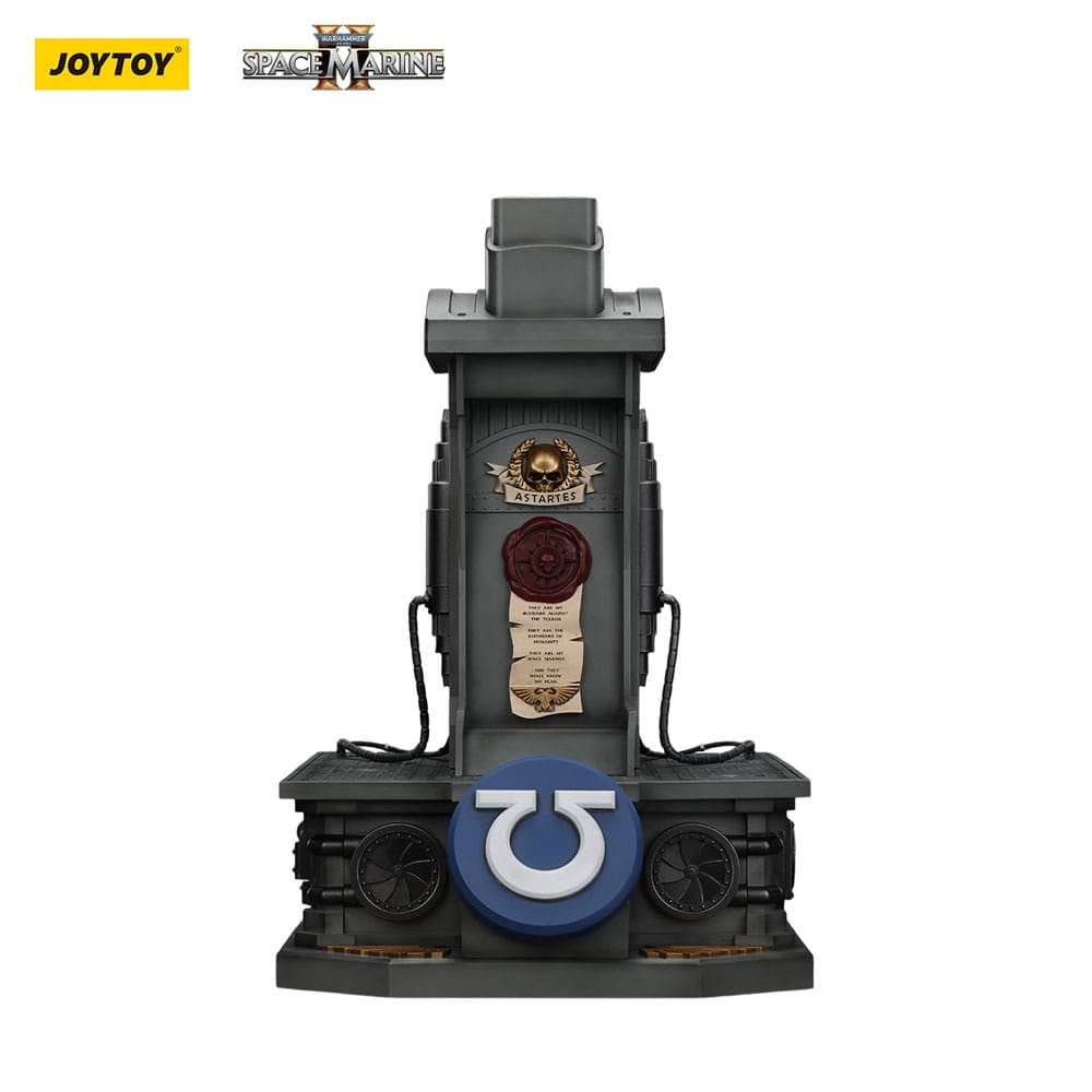 Warhammer 40,000: Space Marine 2 Replik Ultramarines Lieutenant Titus Helm mit Display-Stand 44 cm      - Preorder - ETA: 26.01.2026