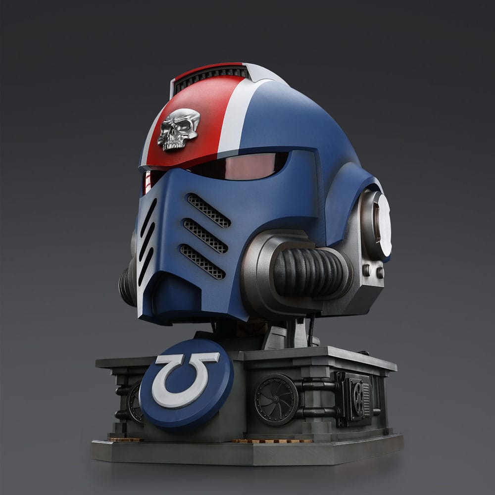Warhammer 40,000: Space Marine 2 Replik Ultramarines Lieutenant Titus Helm mit Display-Stand 44 cm      - Preorder - ETA: 26.01.2026