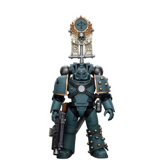Warhammer The Horus Heresy Actionfigur 1/18 Sons of Horus MKIV Tactical Squad Legionary with Legion Vexilla 12 cm - Versand: 5-7 Tage nach Bestellung