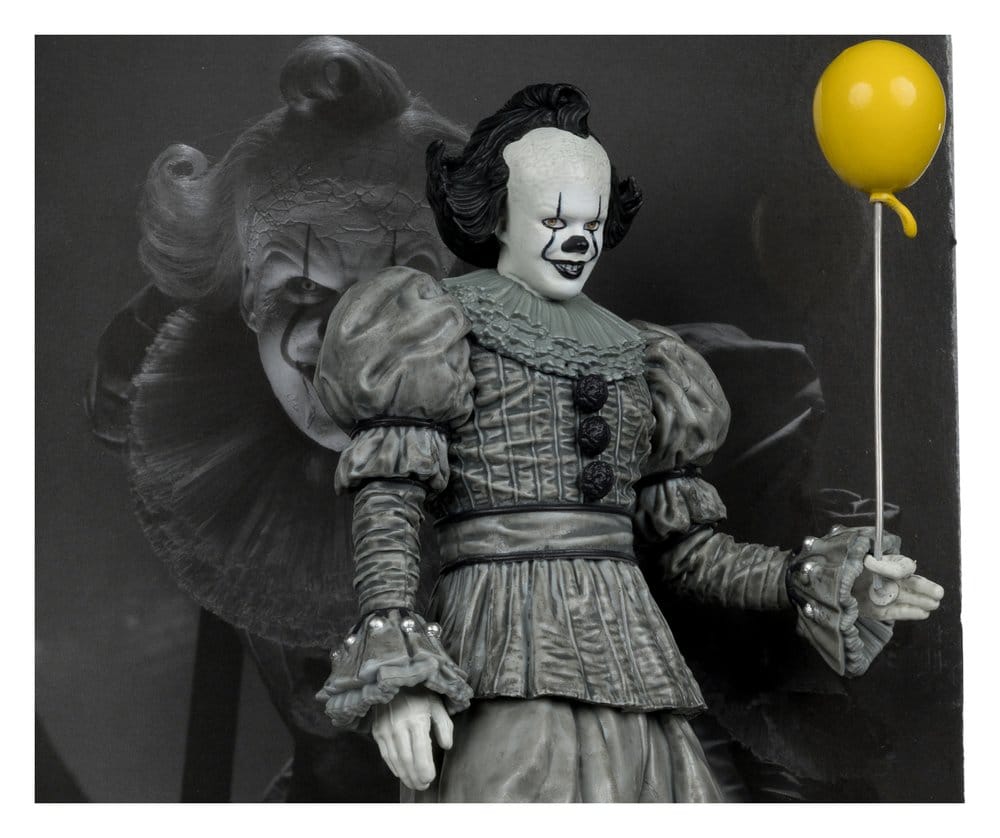 Es Welcome to Derry Movie Maniacs Figur Pennywise (Black &amp; White) 16 cm - Preorder - ETA: 24.06.2026