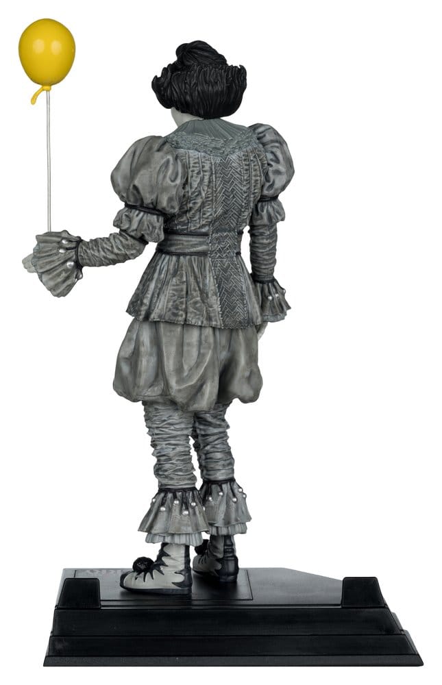 Es Welcome to Derry Movie Maniacs Figur Pennywise (Black &amp; White) 16 cm - Preorder - ETA: 24.06.2026