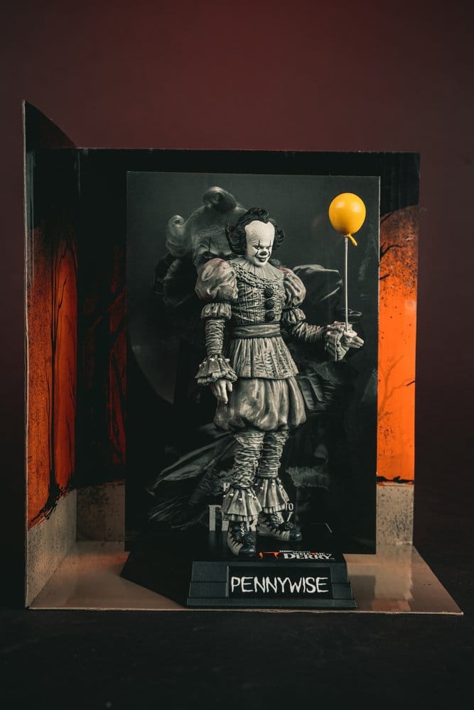 Es Welcome to Derry Movie Maniacs Figur Pennywise (Black &amp; White) 16 cm - Preorder - ETA: 24.06.2026