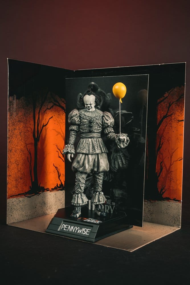 Es Welcome to Derry Movie Maniacs Figur Pennywise (Black &amp; White) 16 cm - Preorder - ETA: 24.06.2026