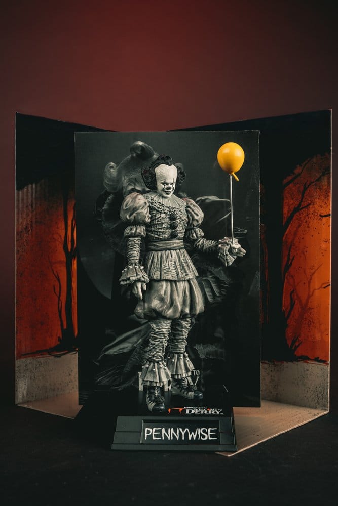 Es Welcome to Derry Movie Maniacs Figur Pennywise (Black &amp; White) 16 cm - Preorder - ETA: 24.06.2026