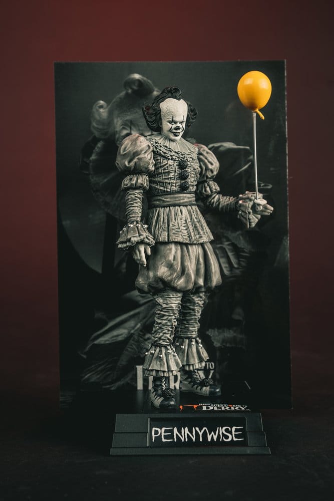 Es Welcome to Derry Movie Maniacs Figur Pennywise (Black &amp; White) 16 cm - Preorder - ETA: 24.06.2026