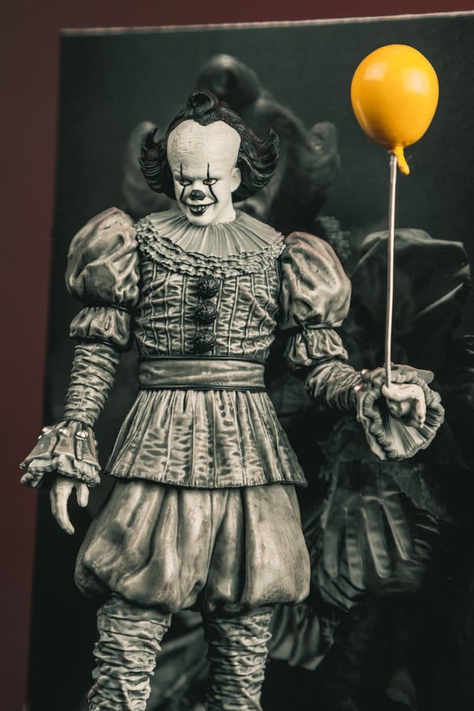 Es Welcome to Derry Movie Maniacs Figur Pennywise (Black &amp; White) 16 cm - Preorder - ETA: 24.06.2026