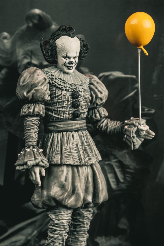 Es Welcome to Derry Movie Maniacs Figur Pennywise (Black &amp; White) 16 cm - Preorder - ETA: 24.06.2026