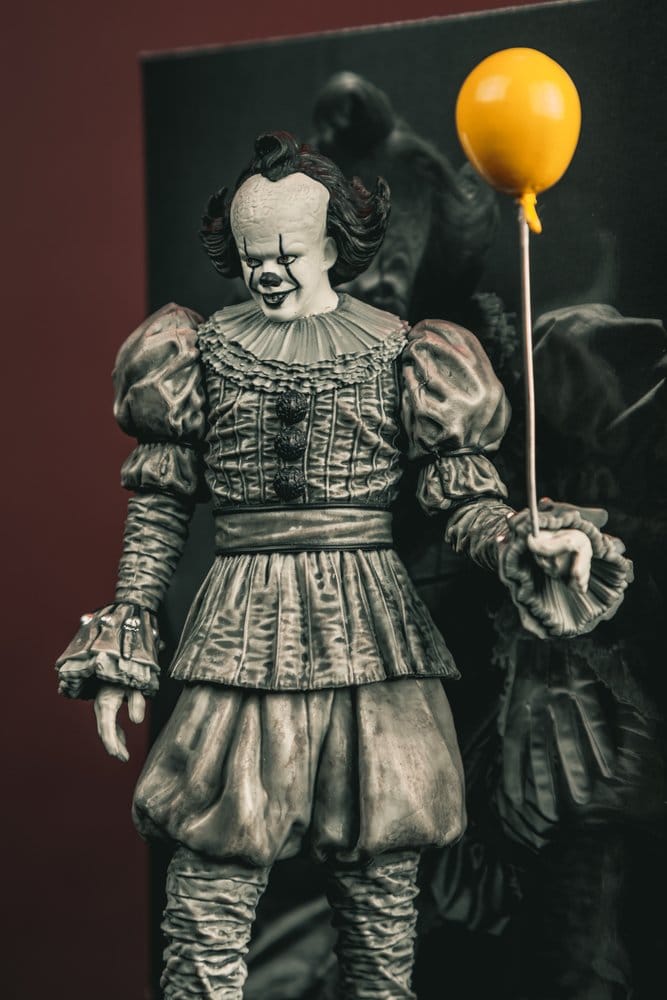 Es Welcome to Derry Movie Maniacs Figur Pennywise (Black &amp; White) 16 cm - Preorder - ETA: 24.06.2026
