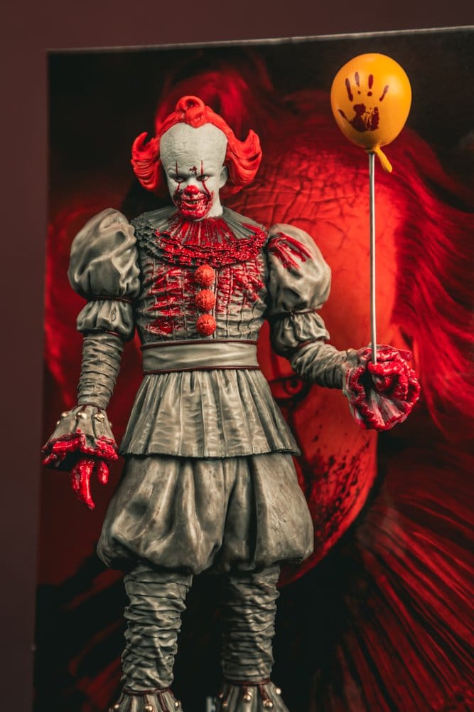 Es Welcome to Derry Movie Maniacs Figur Pennywise (Bloody) 16 cm - Versand: 7 Tage nach Bestellung