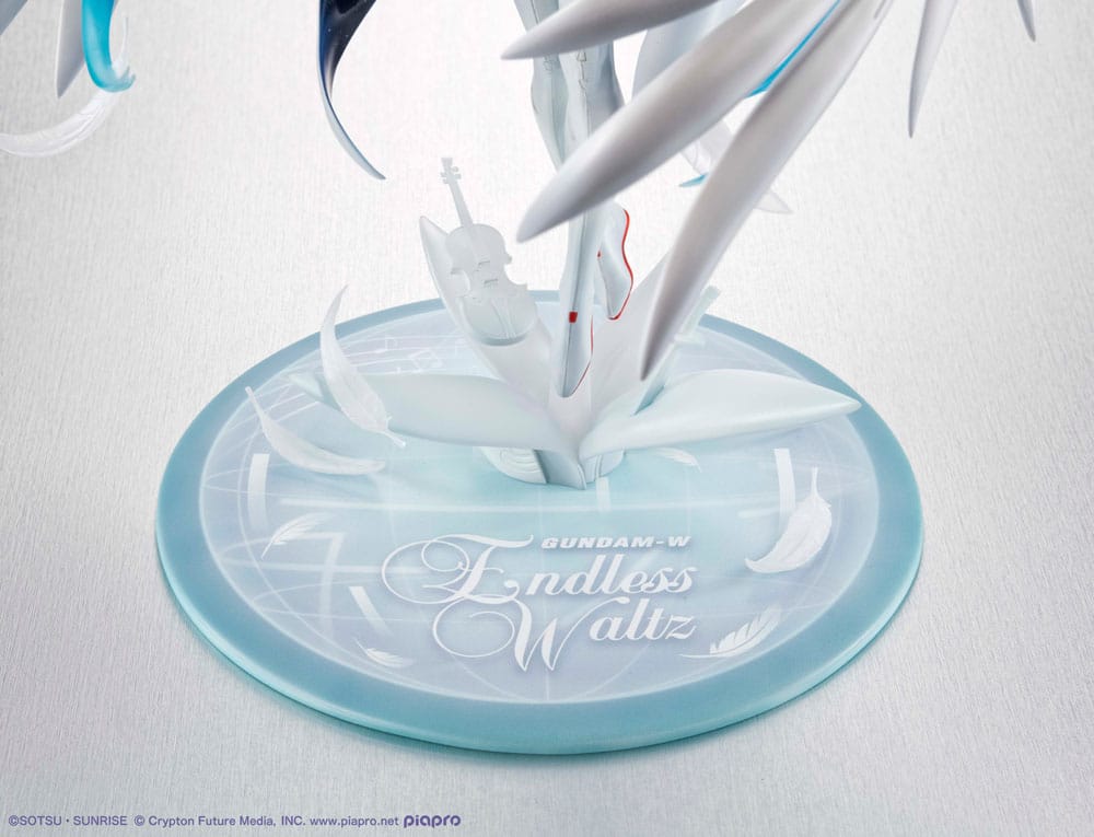Mobile Suit Gundam x Hatsune Miku Lucrea PVC Statue Hatsune Miku x Wing Gundam Zero EW 45th Anniversary 27 cm         - Preorder - ETA: 12.09.2026