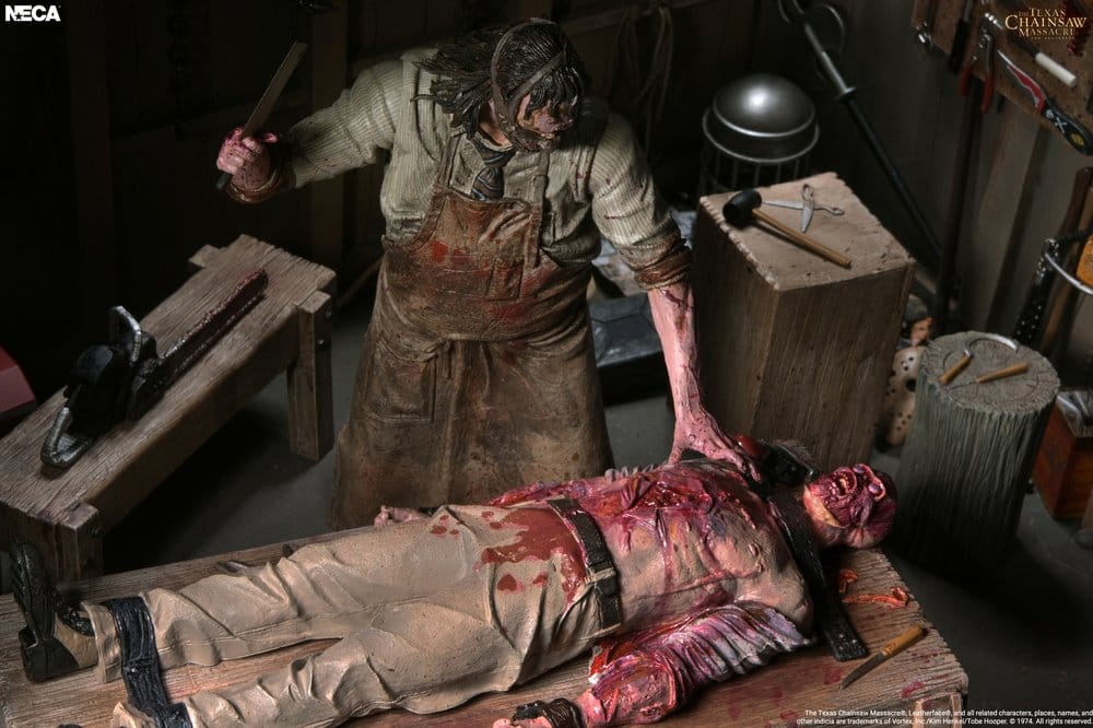 Texas Chainsaw Massacre: The Beginning Diorama Actionfigur Leatherface Slaughterhouse Boxed Set 18 cm - Preorder - ETA: 25.06.2027